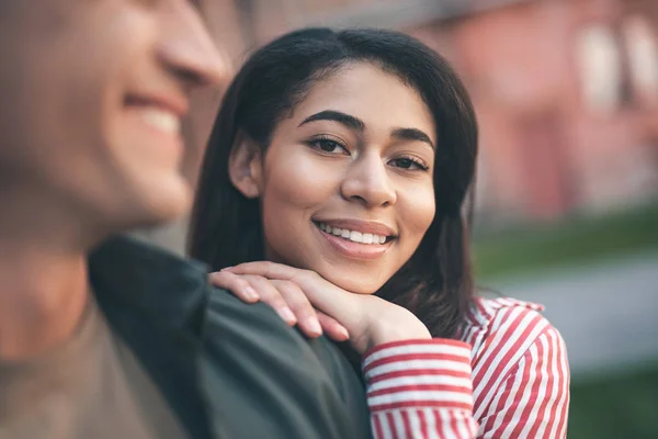 Mujer linda poniendo las manos en el hombro de su novio y sonriendo — Foto de Stock