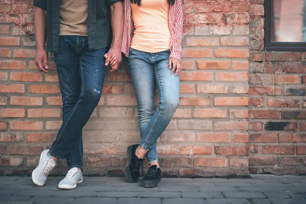 Zwei Personen, die ähnliche Kleidung tragen und in ähnlichen Haltungen stehen — Stockfoto