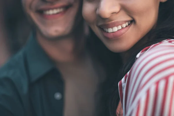 Két ember felfedi fogak, miközben mosolyogva közelről — Stock Fotó