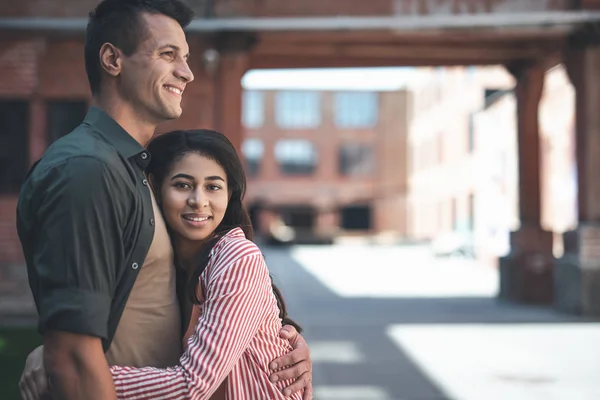 Glücklicher Mann lächelt beim Kuscheln mit seiner positiven Freundin — Stockfoto
