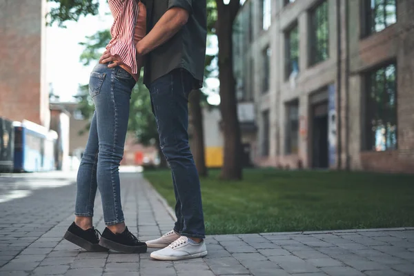 Amante novio poniendo las manos en la cintura de su novia —  Fotos de Stock
