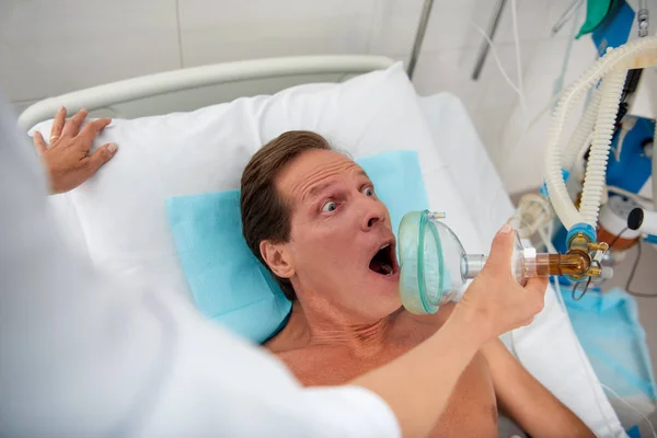 Patient waking up from coma and screaming in shock — Stock Photo, Image
