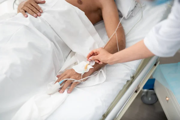 Junge Anästhesistin kümmert sich um Patientin nach Operation — Stockfoto