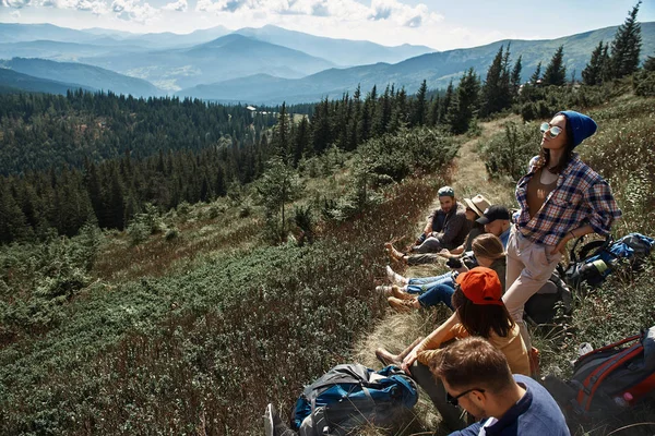 Группа активных туристов отдыхает на холмах — стоковое фото
