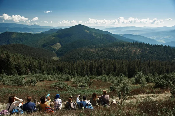 Удивительный пейзаж зеленых горных холмов летом — стоковое фото
