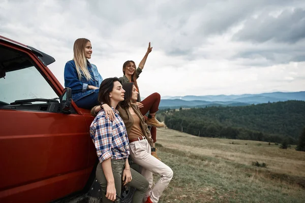 Överlycklig grupp unga kvinnor vilar i bergen — Stockfoto