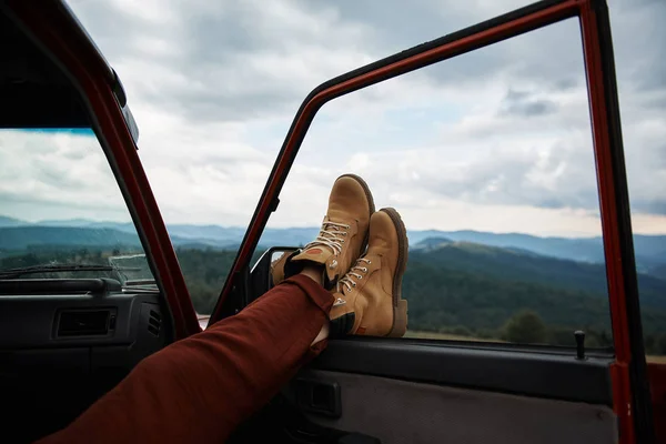 オフロード車の窓に人の足のクローズ アップ — ストック写真