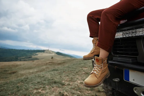 Close up de botas de couro em pés de um viajante ativo — Fotografia de Stock