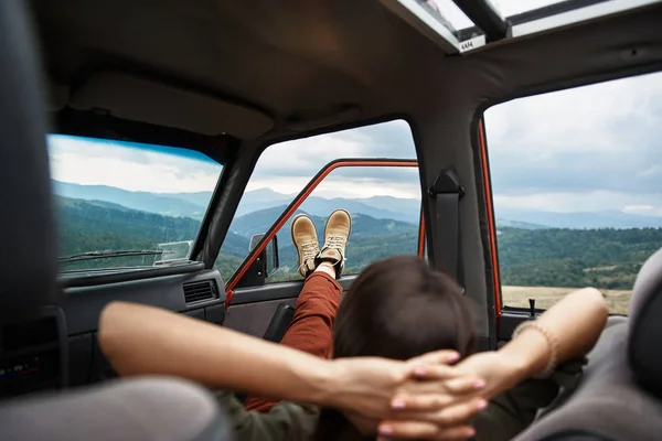 Relaxado jovem mulher descansando no carro — Fotografia de Stock