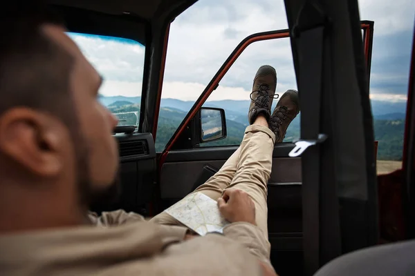 Розслаблений чоловік мандрівник насолоджується видом з його машини — стокове фото