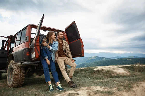 Bonita pareja sonriente disfrutando de hermosos paisajes de montaña —  Fotos de Stock