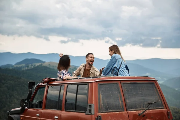 Giovani viaggiatori emotivi che riposano in montagna — Foto Stock