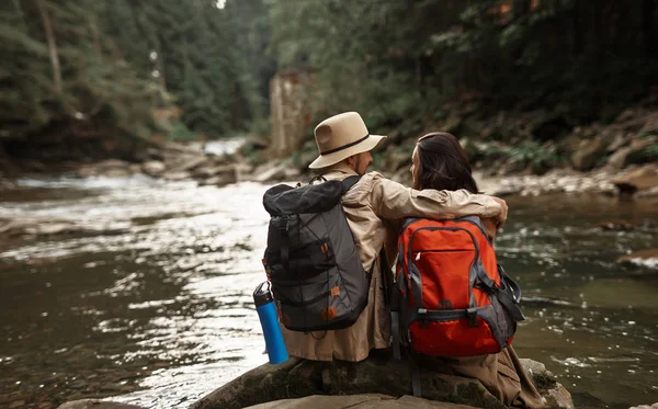 Slags hiker tittar på hans flickvän medan kramar henne — Stockfoto