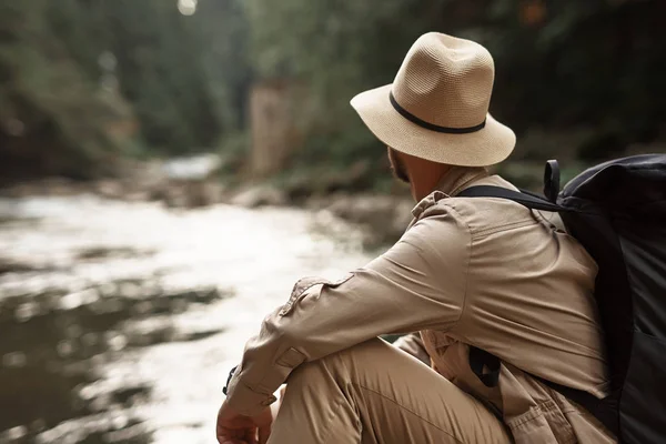 Homme portant un grand chapeau et regardant le ruisseau d'eau — Photo