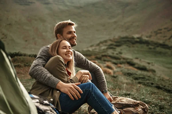 Hombre guapo abrazando a su novia mientras se relaja al aire libre con ella —  Fotos de Stock