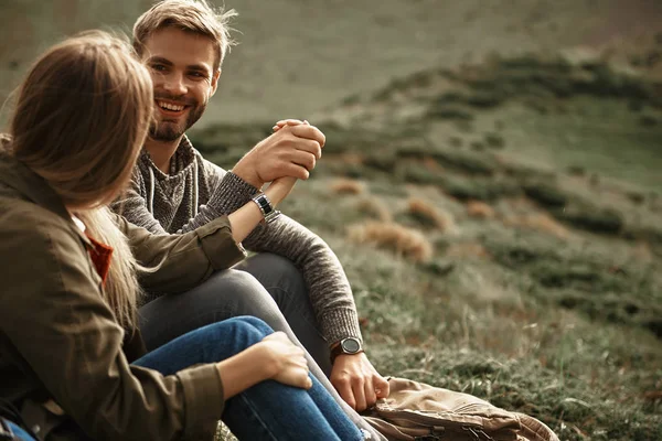 Homme barbu souriant à sa petite amie tout en tenant sa main — Photo