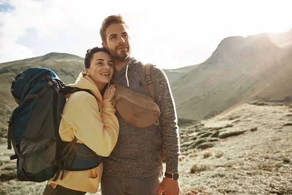 Femme heureuse penché vers le petit ami tout en étant dans les montagnes — Photo