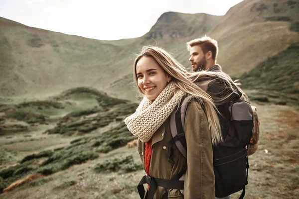 Langharige vrouw die gelukkig terwijl het reizen met vriendje — Stockfoto