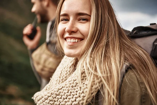 Femme joyeuse souriant à la caméra et regardant heureux — Photo