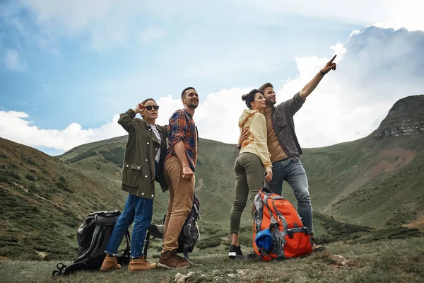 Mirando Distancia Jóvenes Excursionistas Activos Que Ponen Sus Mochilas Fuera —  Fotos de Stock