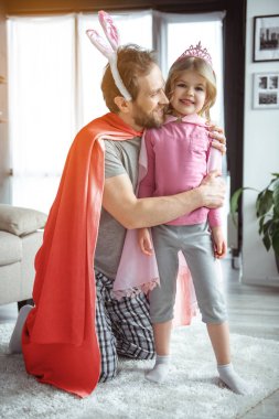 Sevindim baba küçük kızı sevgi ile sarılma 