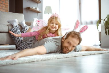 Neşeli baba katta küçük oğlu ile eğleniyor 