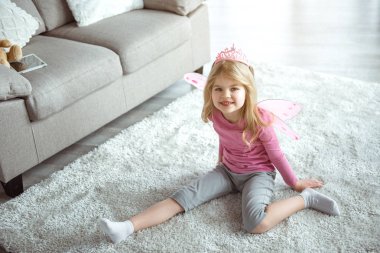 Dreamful küçük kız evinde bir peri oynamak 