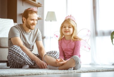 Neşeli çocuk babası ile evde oynarken