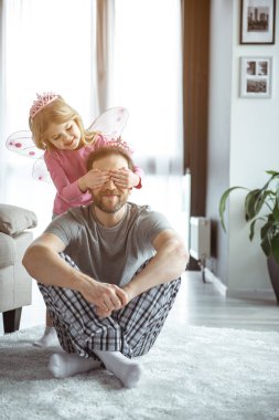 Mutlu baba ve kız evde birlikte oynuyorlar. 
