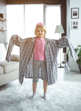 Şirin çocuk evinde yetişkin olmayı hayal