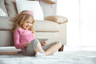 Şirin çocuk oturma odasında tablet kullanma 