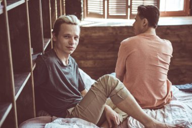 Genç gay çift yatak odasında evde vakit