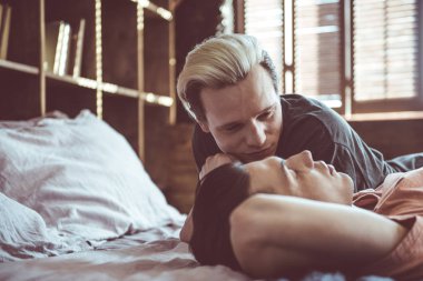 Yakışıklı genç adam uyuyan erkek arkadaşı arıyorum