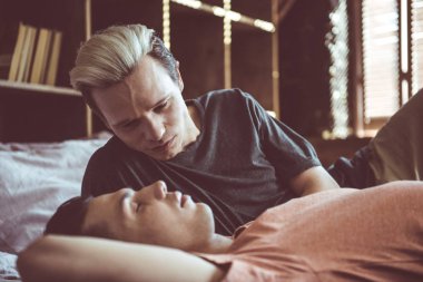 Sana tapıyorum. Tonda erkek o kollarını başının üstünde uyku sırasında bakan boyalı saçlı Genç adam portresi