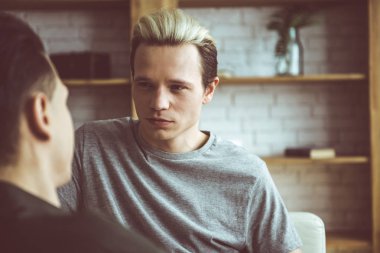 Sevgi ile onun erkek arıyorum boyalı saçlı Genç adam