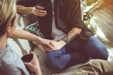 Özel bağ. İki genç erkek portresi ihale an evde paylaşımı kahve ile yakın kırpılmış