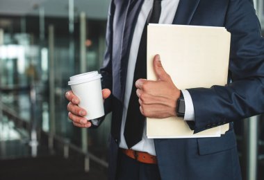 Holding adam belge yakın çekim