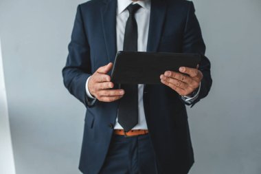 Modern dizüstü bilgisayarda çalışan meşgul erkek kişi