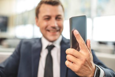 Komik bakarak adam elinde smartphone