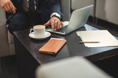 İş ayrıntıları ile küçük masa odaklanmak
