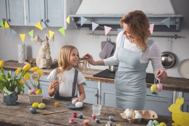 Mutlu anne ve çocuk birlikte vakit