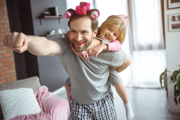 Pai alegre jogando em super herói com menina — Fotografia de Stock