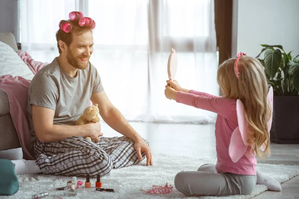 Chica despreocupada divirtiéndose con papá en casa — Foto de Stock