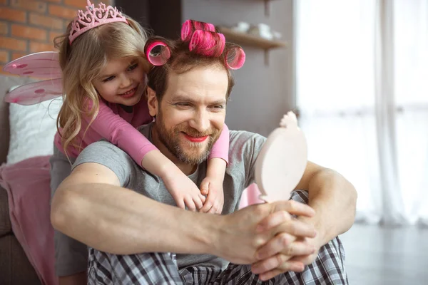 Pai alegre tem maquiagem no rosto e penteado — Fotografia de Stock