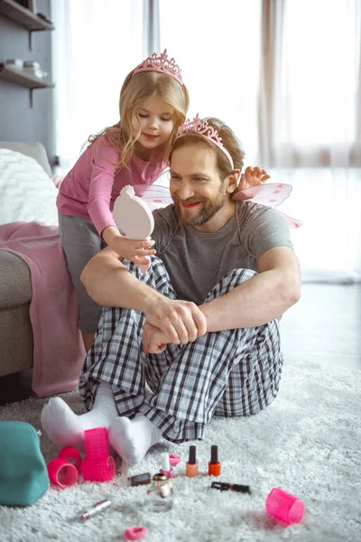 Alegre padre está jugando con su hija en princesa — Foto de Stock
