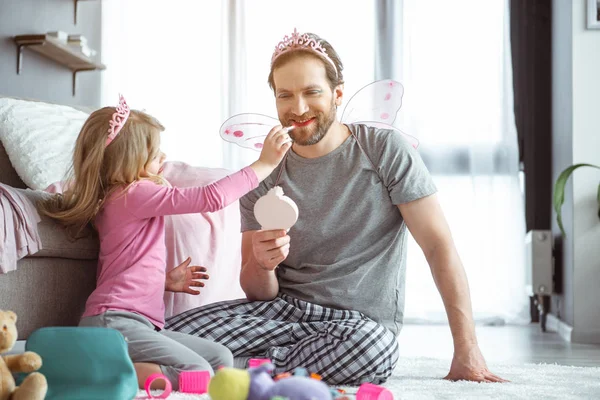 Беззаботный папа играет со своей дочерью в сказке — стоковое фото
