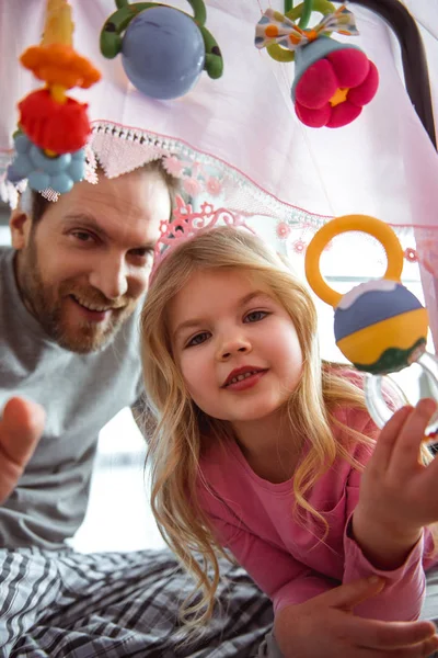 Feliz padre e hija jugando con el bebé — Foto de Stock