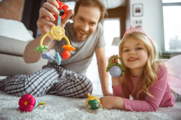 Alegre padre e hija jugando con el bebé por los juguetes — Foto de Stock