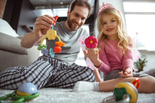 Familia feliz jugando con un niño pequeño en casa — Foto de Stock