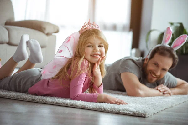 Criança feliz jogando jogos junto com seu pai — Fotografia de Stock